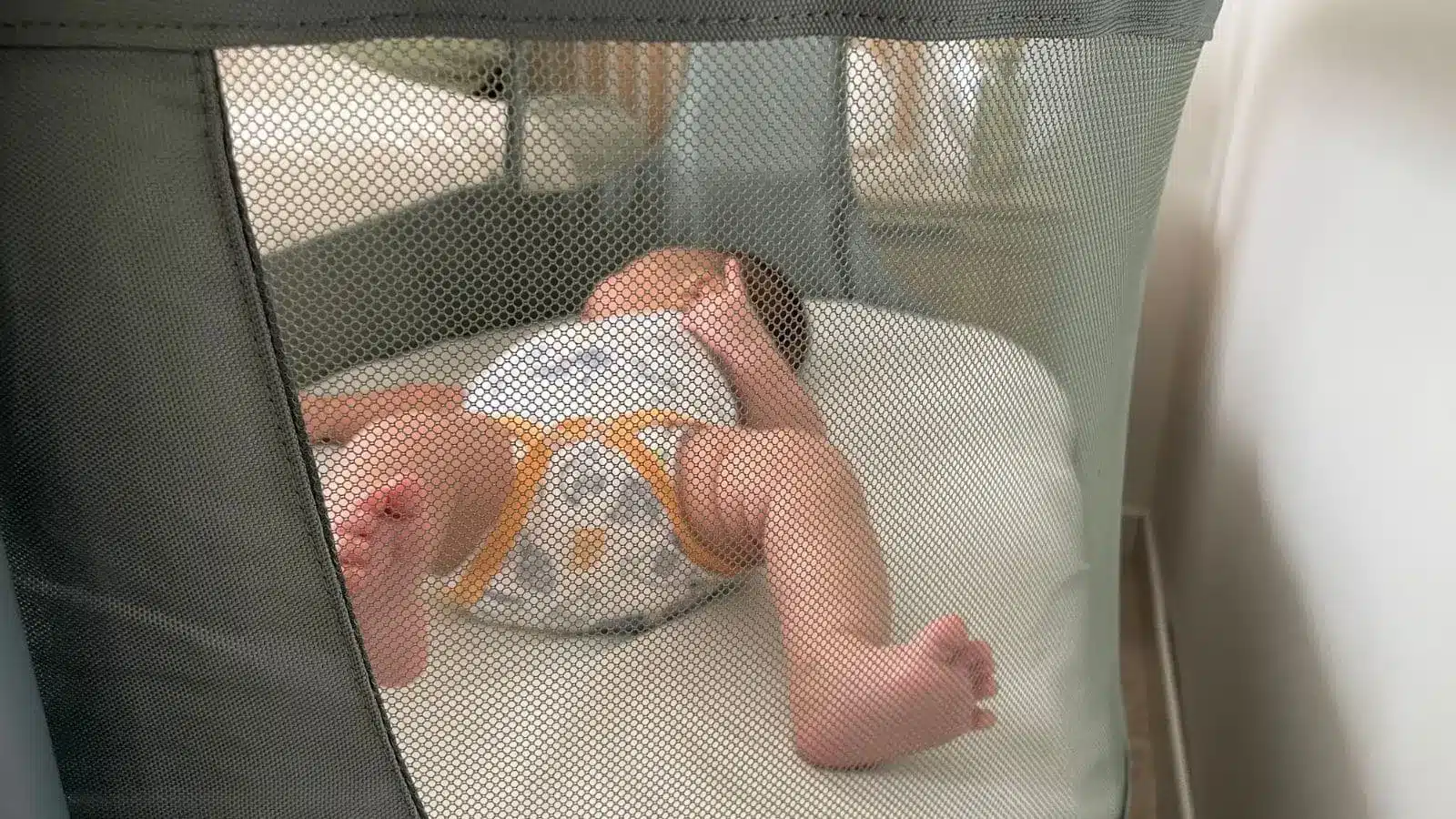 Côté en maille respirante du lit cododo Maxi-Cosi Iora Air.