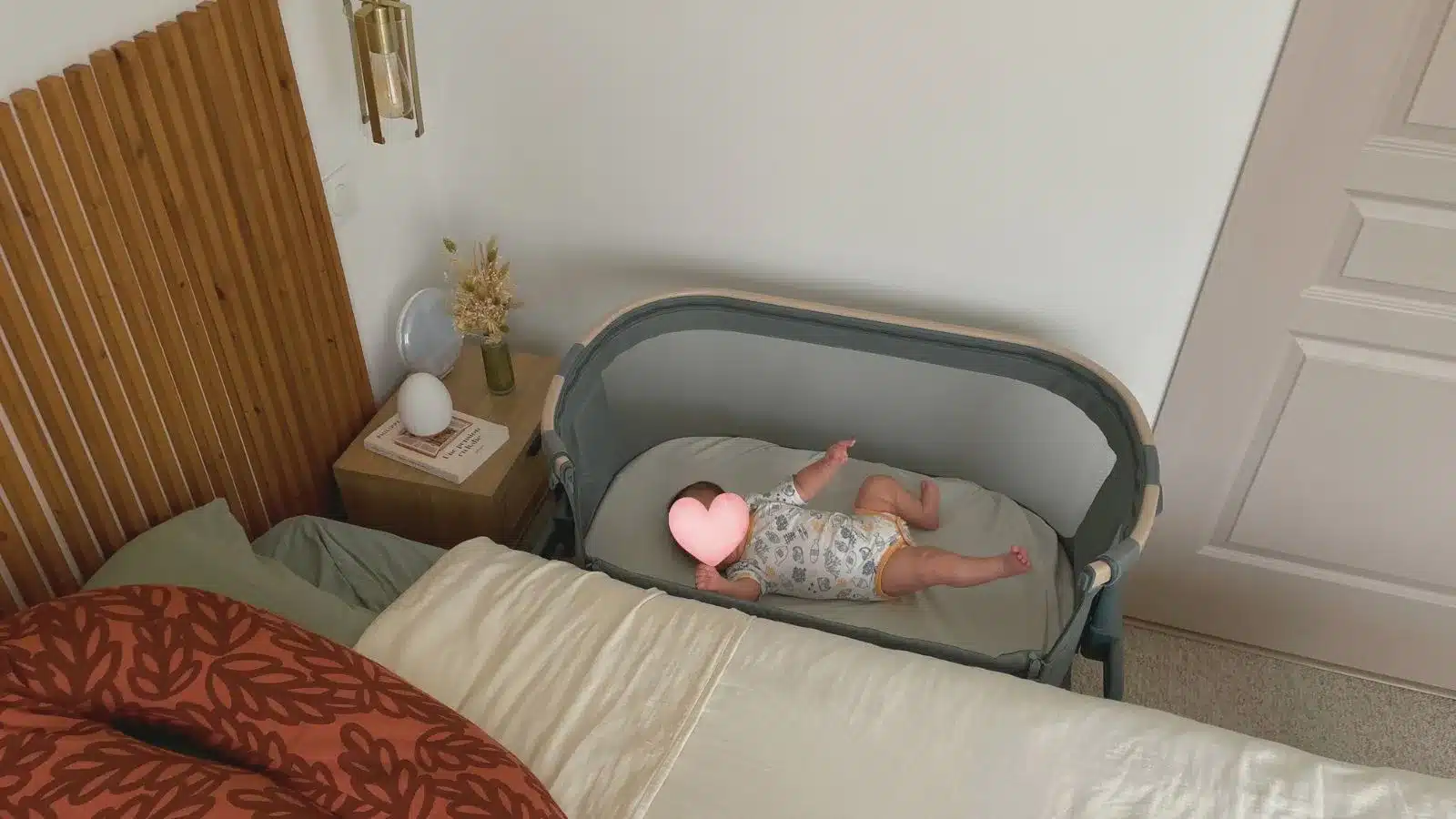 Intérieur du Maxi-Cosi Iora Air avec bébé allongé sur le matelas.