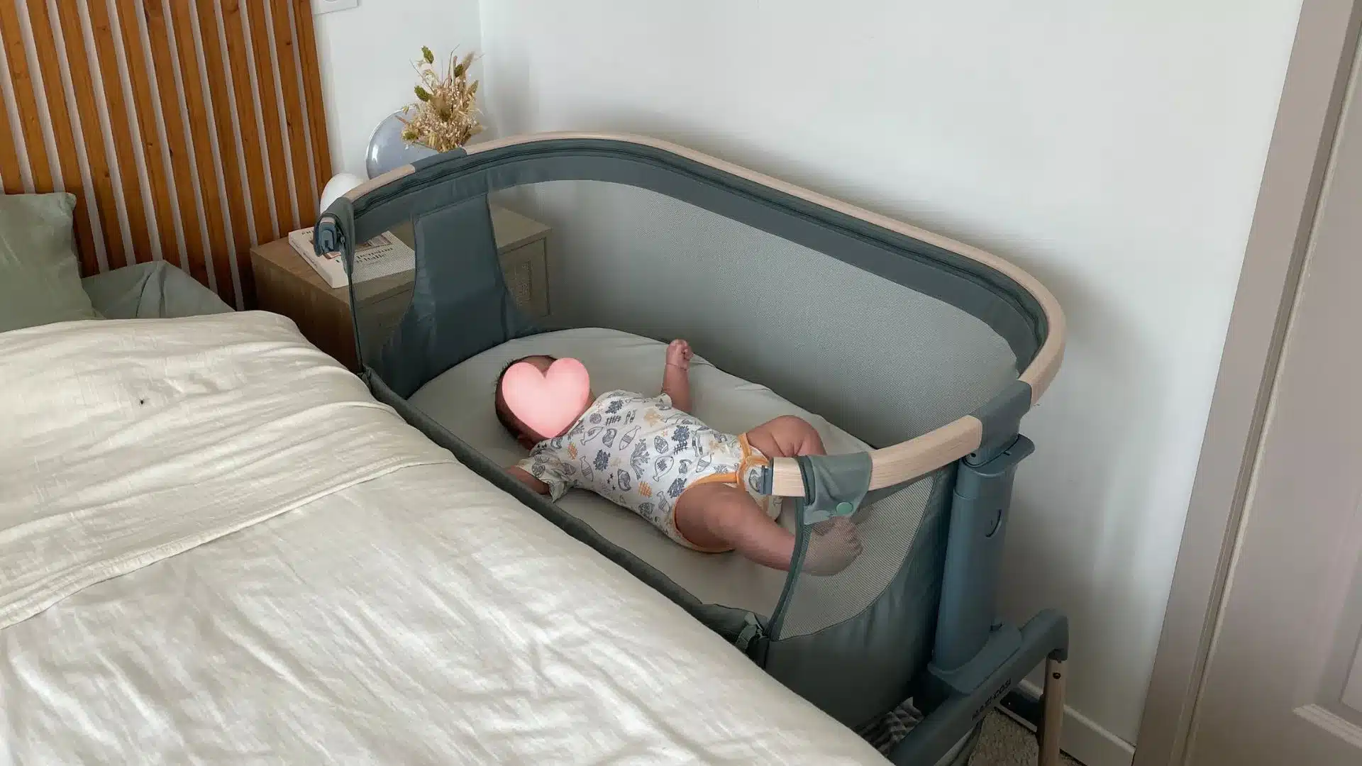 Femme enceinte allongée avec un coussin de grossesse pour soulager son dos et son ventre