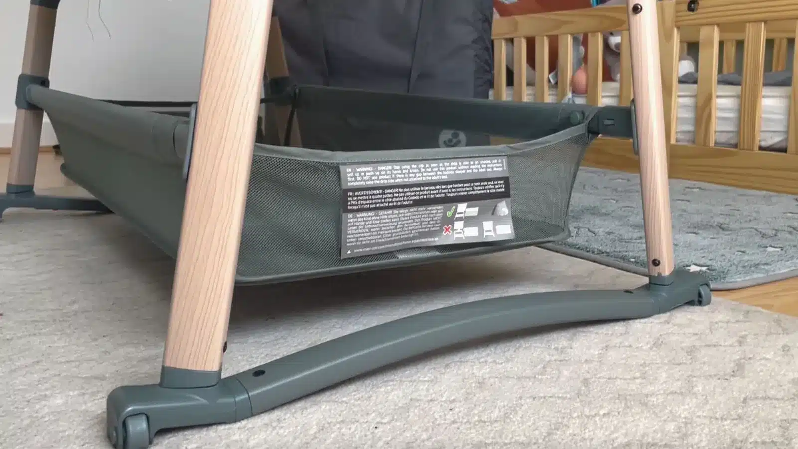 Vue du grand panier de rangement dans le lit cododo maxi cosi iora air