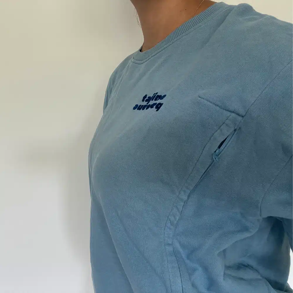 Tire-lait Momcozy M5 porté sous un sweat