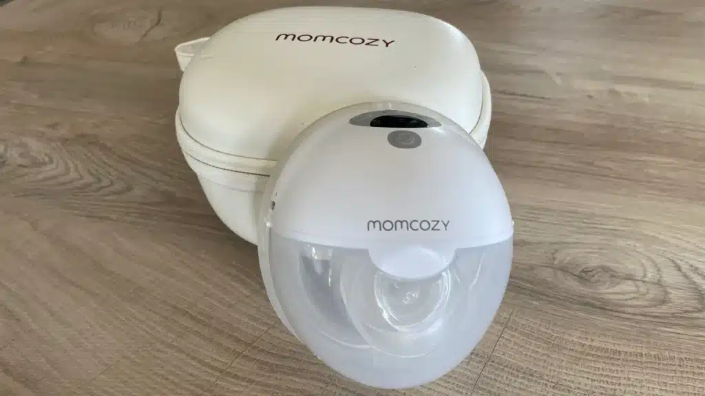 Tire-lait mains libres Momcozy M5 avec son étui de transport