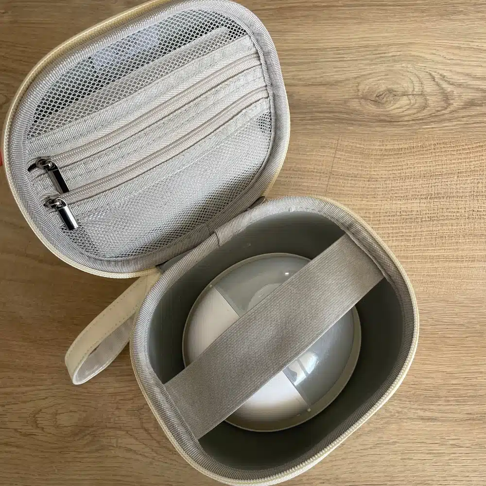 Tire-lait Momcozy M5 rangé dans son étui rigide de transport