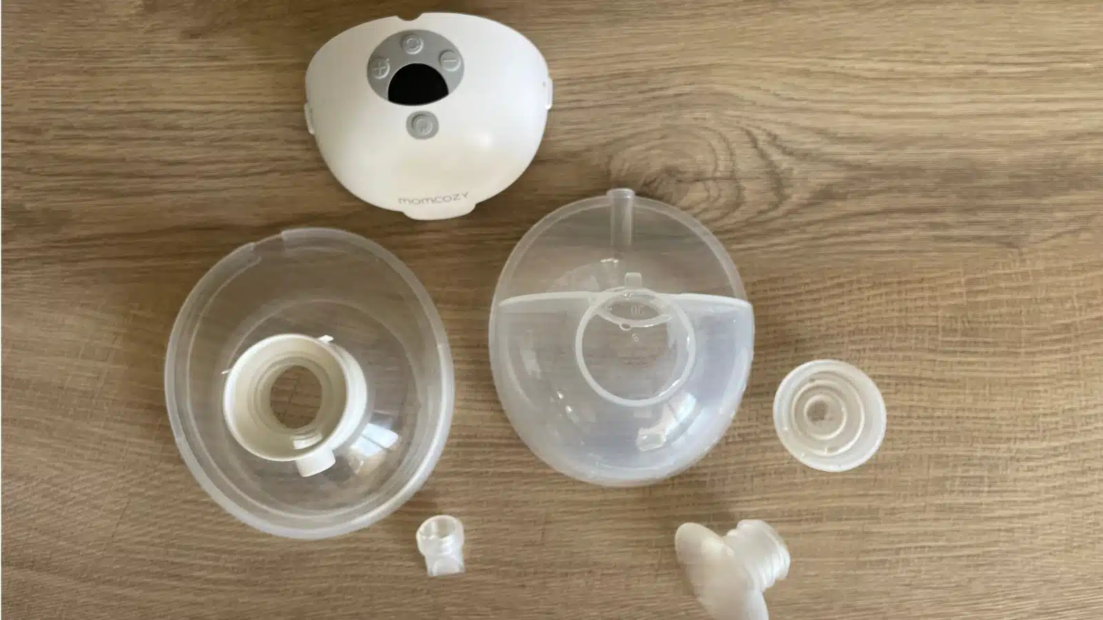 Tire-lait Momcozy M5 démonté avec ses différentes pièces à nettoyer