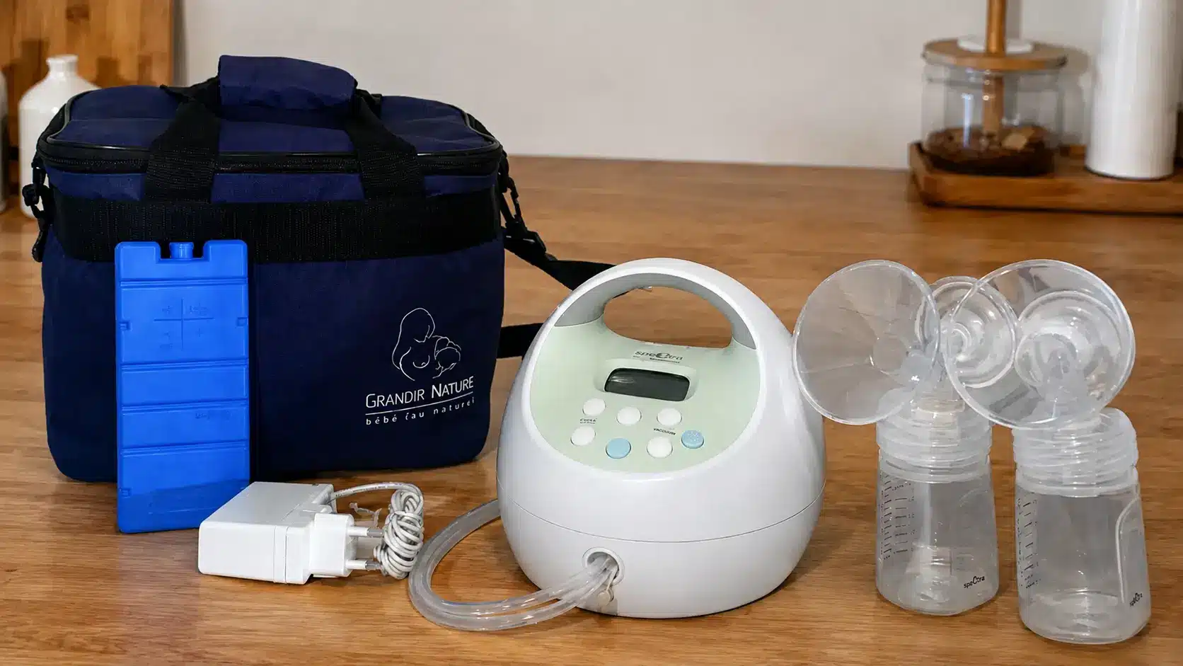 Femme enceinte allongée avec un coussin de grossesse pour soulager son dos et son ventre